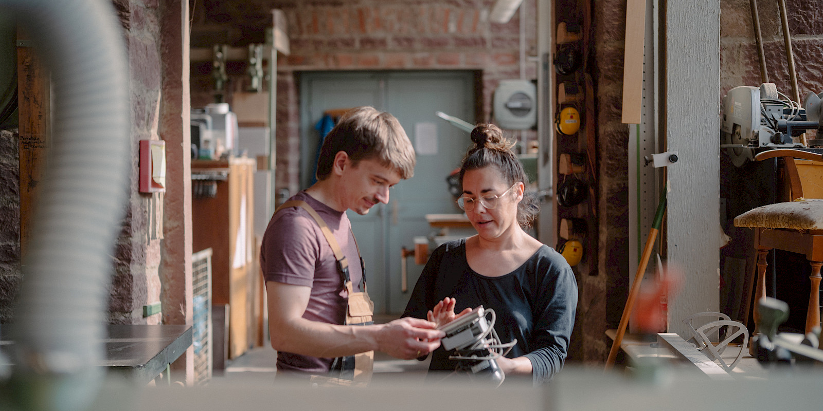 Jasmin mit Helfer Lukas in der Schreinerei