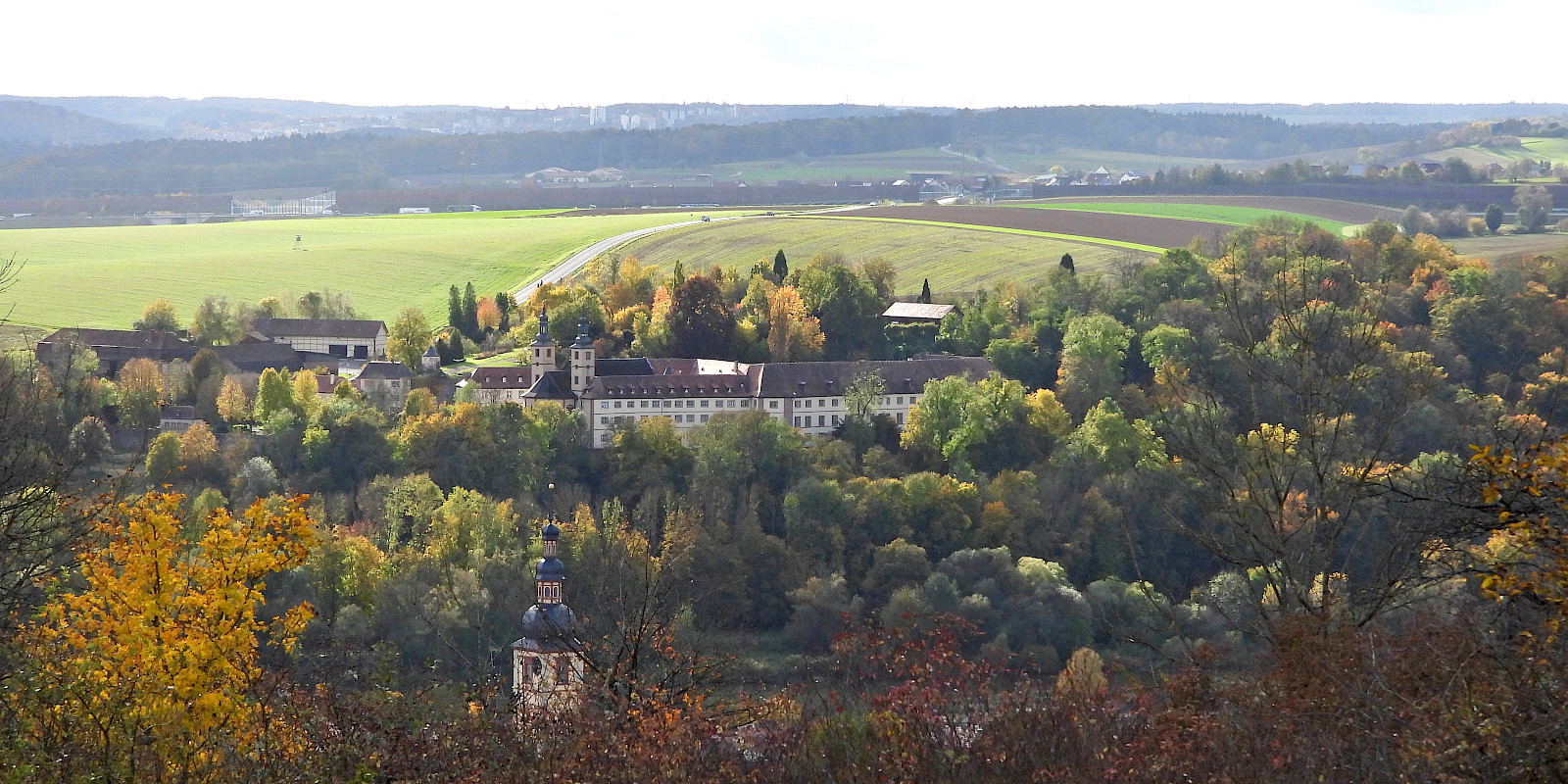 Kloster im Herbst – © Br. Uwe Stodte