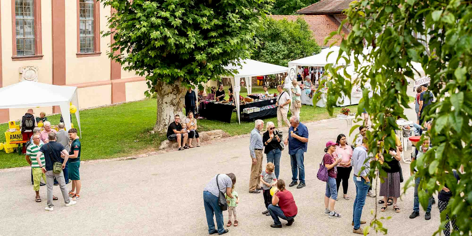 Gäste auf dem Vorplatz