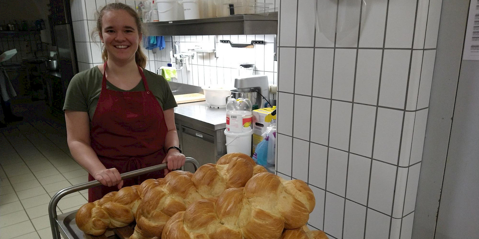 Carla bei der Arbeit in der Küche