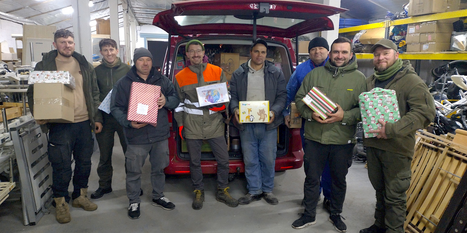 Übergabe der Weihnachtsgeschenke