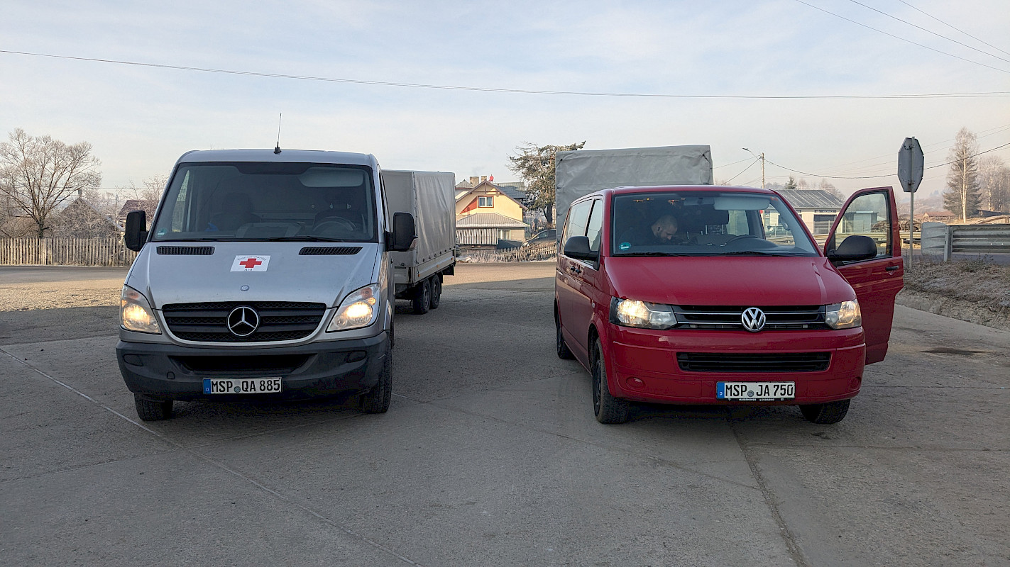 Unsere Fahrzeuge jeweils mit Anhänger