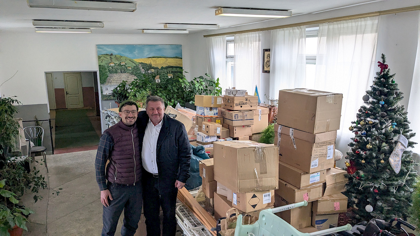 Der Klinikleiter mit Timo und Hilfsgüter