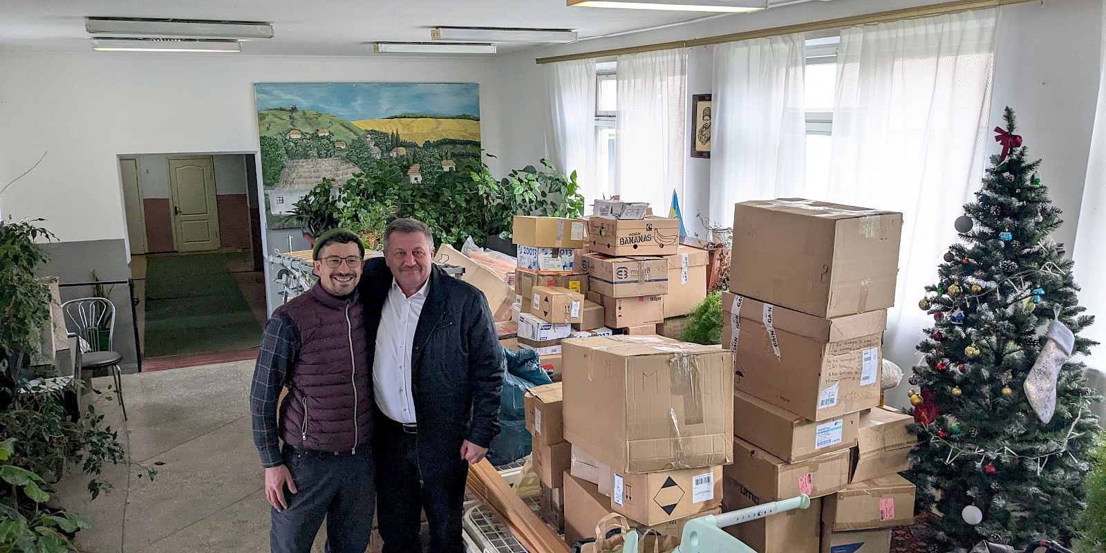 Der Klinikleiter mit Timo und Hilfsgüter