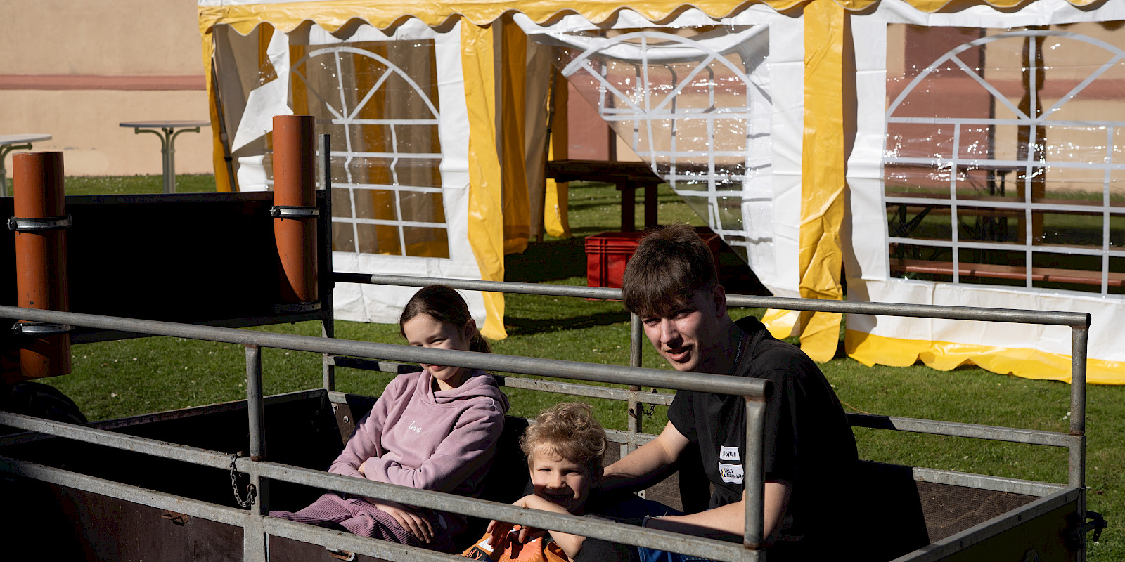 Groß und Klein ist beim Aufbau mit dabei