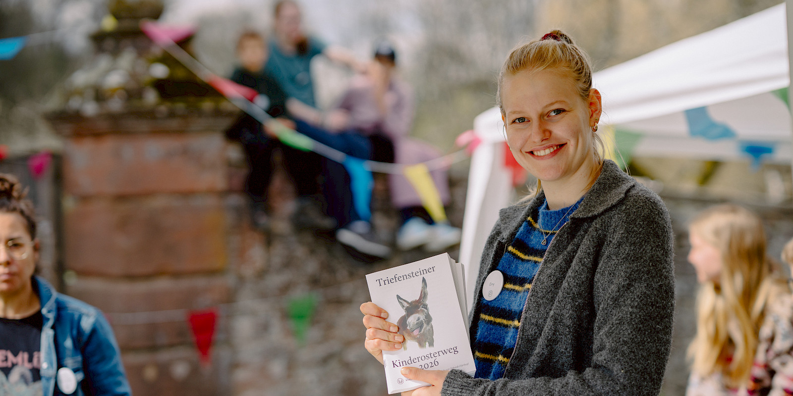 Fleißig wurden die Hefte verteilt