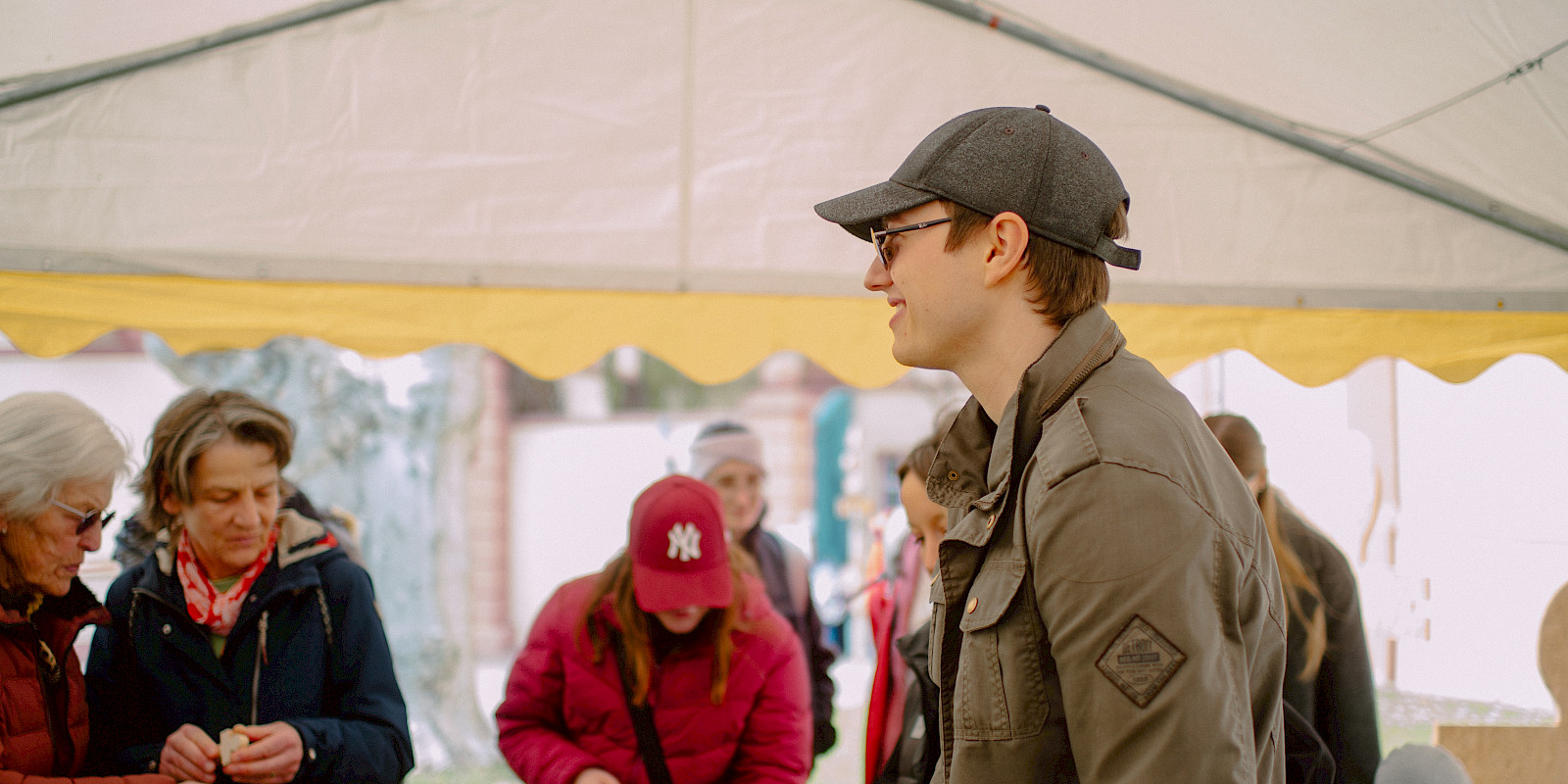 Br. Marvin bring das Christusträger Kreuz den Besuchern näher